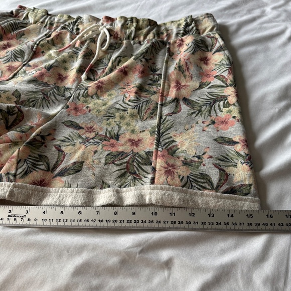 MyStyle Women's Spring Floral Brushed Fleece Casual Pull-On Shorts Gray 1X - Picture 14 of 15